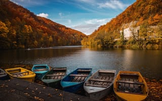 Картинка осень, природа, горы, леса, лодки, пейзаж, причал, река