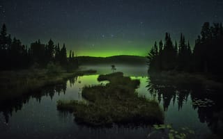 Картинка озеро, деревья, звезды, северное сияние, ночь, туман, горы, отражение, островок, небо, зеркало