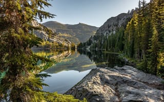 Картинка лес, Sierra Nevada, Красное озеро, Калифорния, California, озеро, отражение, камень, Сьерра-Невада, горы, Red Lake