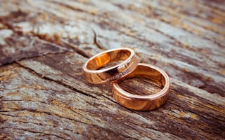 Обои engagement rings, gold, wood, metal