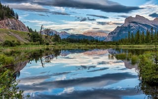 Картинка облака, пейзаж, озеро, растительность, Канада, горы, Banff, национальный парк, заповедник, Альберта, отражение, природа, Банф, берега