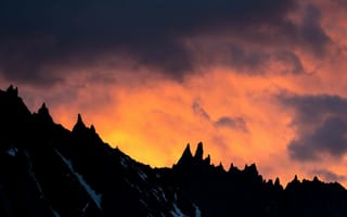 Картинка гора, оранжевое небо, облака, силуэт, закат
