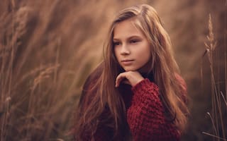 Картинка трава, подросток, поза, Анна Кучинская, настроение, природа, девочка, свитер
