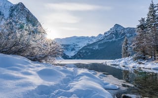 Картинка зима, снег, горы, Скалистые горы, Rocky Mountains, Banff National Park, Canada, Lake Louise, Озеро Луиз, деревья, Национальный парк Банф, Alberta, Альберта, озеро, сугробы, Канада