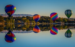 Картинка воздушные шары, зеркало, озеро, небо, горы, отражение, экстремальный спорт, берег озера