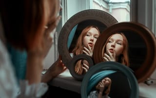 Картинка девушка, веснушки, зеркала, отражение, Ульяна Найденкова