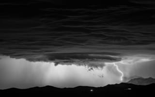 Картинка шторм, тучи, стихия, небо, буря, облака, молния, горы, черно-белые, природа