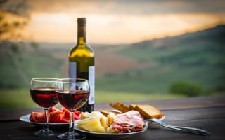 Обои стол, помидоры, вино, пейзаж, бокалы, вилка, боке, тарелки, хлеб, бутылка, сыр, ветчина