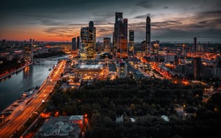 Картинка дорога, Москва, дома, освещение, город, мегаполис, вечер, река, бизнес-центр, здания, Москва-Сити, небоскрёбы