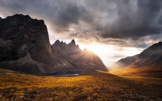 Картинка Юкон, закат, тучи, осень, скалы, горы