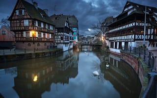 Картинка ночь, Франция, канал, лебеди, дома, город, улица, Страсбург, Strasbourg