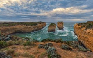 Картинка море, волны, облака, растительность, берег, скалы, пляж, небо