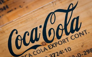 Обои Coca-Cola, дерево, логотип, напиток