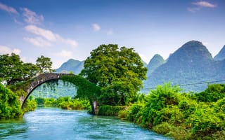 Картинка Китай, красота, мост, Yulong Bridge, лес, кусты, река, Yangshuo, горы, деревья, зелень