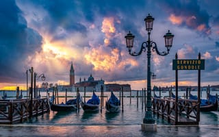 Картинка облака, фонарь, Italy, Гранд-канал, гондолы, набережная, Италия, Венеция, Venice, Grand Canal