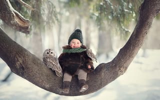 Картинка зима, малышка, Марианна Смолина, сова, ребёнок, радость, девочка, смех, совёнок, птенец, птицы, дерево
