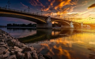 Картинка закат, камни, мост, Венгрия, отражение, Будапешт, река