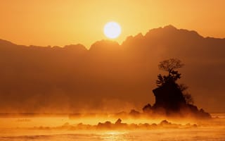 Картинка озеро Яманака, деревья, горы, солнце, камни, Япония, скала, туман