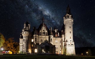 Картинка небо, звёзды, башни, Moszna Castle, Мошна, Польша, освещение, архитектура, ночь, пейзаж, млечный путь, Мошненский замок