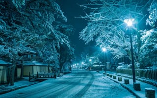 Картинка зима, город, дом, снег, улица, фонари, дорога, ночь