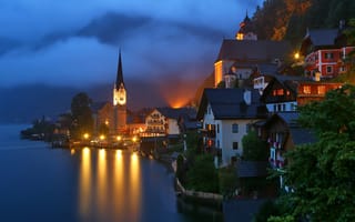 Картинка ночь, дома, Гальштат, туман, Австрия, община, городок, Hallstatt, башня, освещение, озеро, фонари