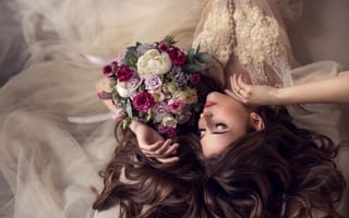 Обои девушка, Наталия Мужецкая, закрытые глаза, невеста, цветы, букет, Валерия, волосы, макияж, руки, поза, лицо, свадебное платье, стиль