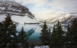 Картинка зима, лес, горы, озеро, отражение, снег, облака, берег