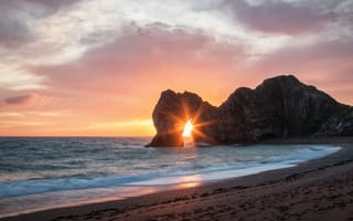Картинка море, волны, пляж, солнце, скалы, лучи, рассвет, закат