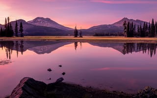 Картинка деревья, горы, Sparks Lake, Орегон, Cascade Range, Каскадные горы, озеро, отражение, Озеро Спаркс, Oregon