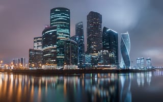 Картинка город, отражение, Москва, дома, мегаполис, вечер, Москва-Сити, здания, освещение, река, бизнес-центр, небоскрёбы