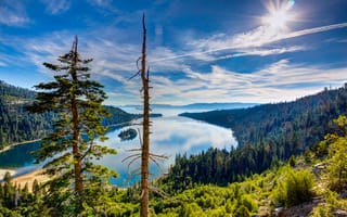 Картинка США, камни, Тахо, солнце, вид сверху, Калифорния, озеро, Lake Tahoe, облака, деревья, небо, горы, лес