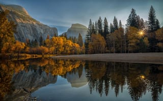 Картинка осень, лучи, пейзаж, солнце, природа, отражение, озеро, Yosemite National Park, США, национальный парк, Йосемити, горы