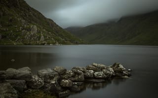Картинка горы, камни, водоем, хмуро, берег, пасмурно, валуны, скалы