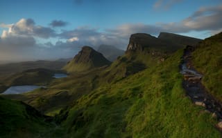 Картинка зелень, небо, горы, трава, холмы, озеро, облака, камни