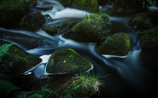 Картинка вода, темный, камни, валуны, поток, водопад