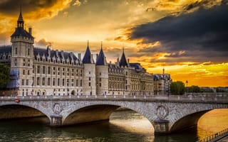 Картинка небо, La Conciergerie, Париж, France, тучи, закат, Консьержери, мост, Paris, Франция, замок