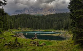 Картинка лес, трава, камни, облака, скалы, горы, озеро, туман