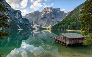 Картинка лес, горы, домик, водоем