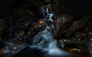 Картинка осень, листья, камни, водопад, природа, темный, осенние