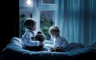 Картинка дети, окно, медвежонок, плюшевый мишка, постель, мальчики, луна