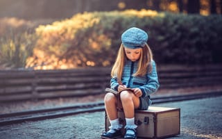 Картинка Young Travelers, блокнот, чемодан, девочка