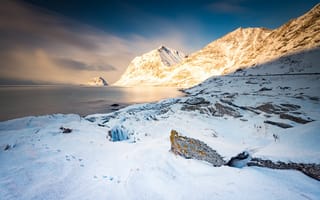 Картинка зима, свет, берег, вершины, горы, снег, скалы, Норвегия