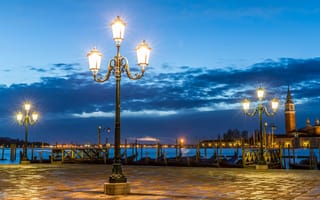 Картинка тучи, пристань, освещение, вечер, гондолы, Венеция, Italy, фонари, Италия, Venice, площадь