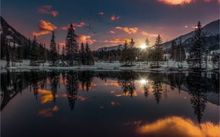 Картинка зима, небо, Friedrich Beren, лес, горы, озеро, птицы, отражение, закат