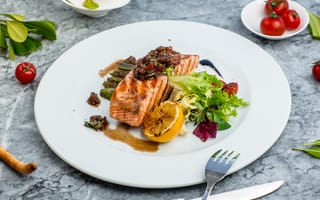 Картинка зелень, лимон, салат, блюдо, соус, томаты, тарелка, рыба