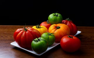 Обои капли, овощи, композиция, поднос, томаты, яркие, красные, оранжевые, черный, стол, урожай, помидоры, капли воды, зеленые, свежие, вкусные