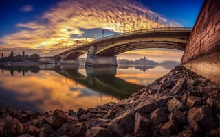 Картинка мост, Дунай, отражение, рассвет, утро, город, Будапешт, река, камни, Венгрия