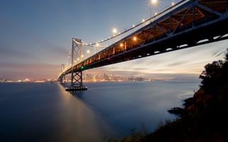 Картинка Oakland Bay Bridge, мост, Сан-Франциско, город, освещение, вечер, залив, горы