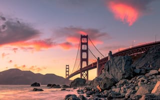 Картинка пейзаж, закат, пролив, мост, Калифорния, скалы, освещение, горы, Золотые ворота, Сан-Франциско, Golden Gate Bridge, камни, San Francisco, вечер, США