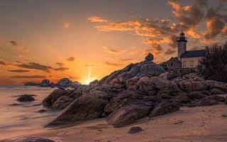 Картинка песок, маяк, Франция, солнце, природа, лучи, закат, Бретань, камни, берег, море, пейзаж, Phare de Pontusval